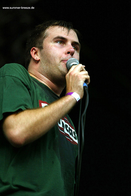 Bild eines Mitglieds der Band Napalm Death beim Live Auftritt auf dem Summer Breeze 2003.